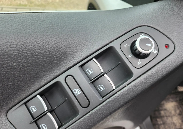 Volkswagen Tiguan cena 53900 przebieg: 207600, rok produkcji 2015 z Piła małe 596
